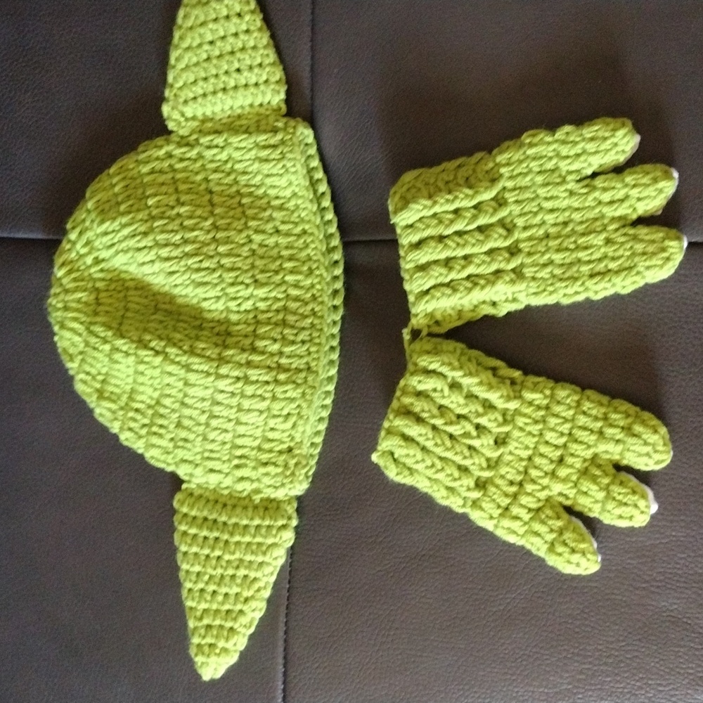 Baby Yoda Knit Baby Hat and Mittens Set - Picture 3 of 4